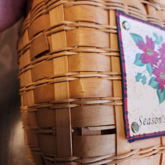 Mistletoe Christmas Basket With "Season's Greetings" Metal Riveted Sign On Front - Picture 4 of 10